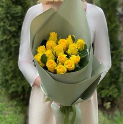 Букет из 35 желтых гвоздик в крафте с лентой, Голландия